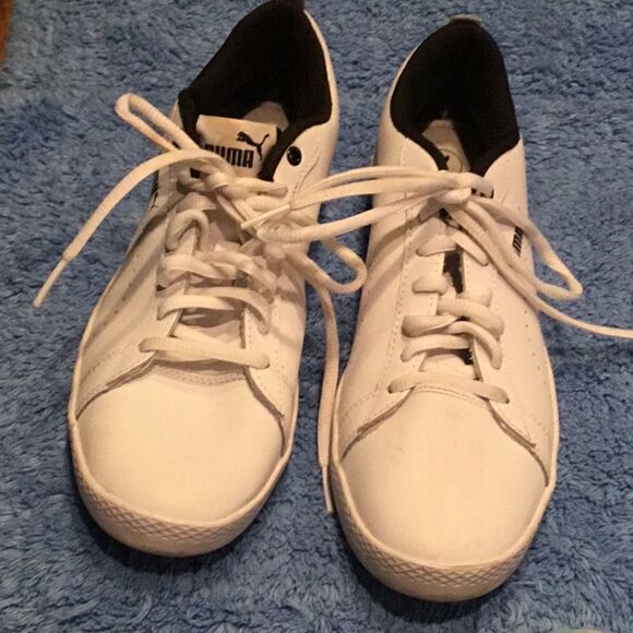 ♥️Women’s puma sneakers - Picture 1 of 5